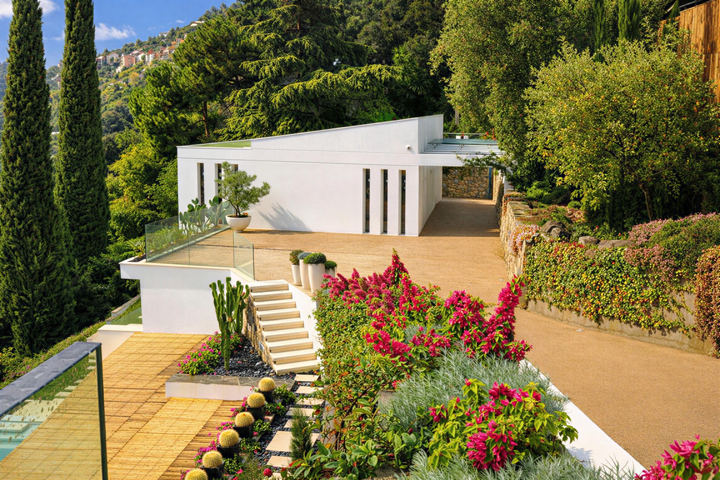 Progetto di fabbricato residenziale, costruzione piscina e sistemazione area esterna - Ventimiglia loc. Grimaldi (IM) - 2012 - concluso