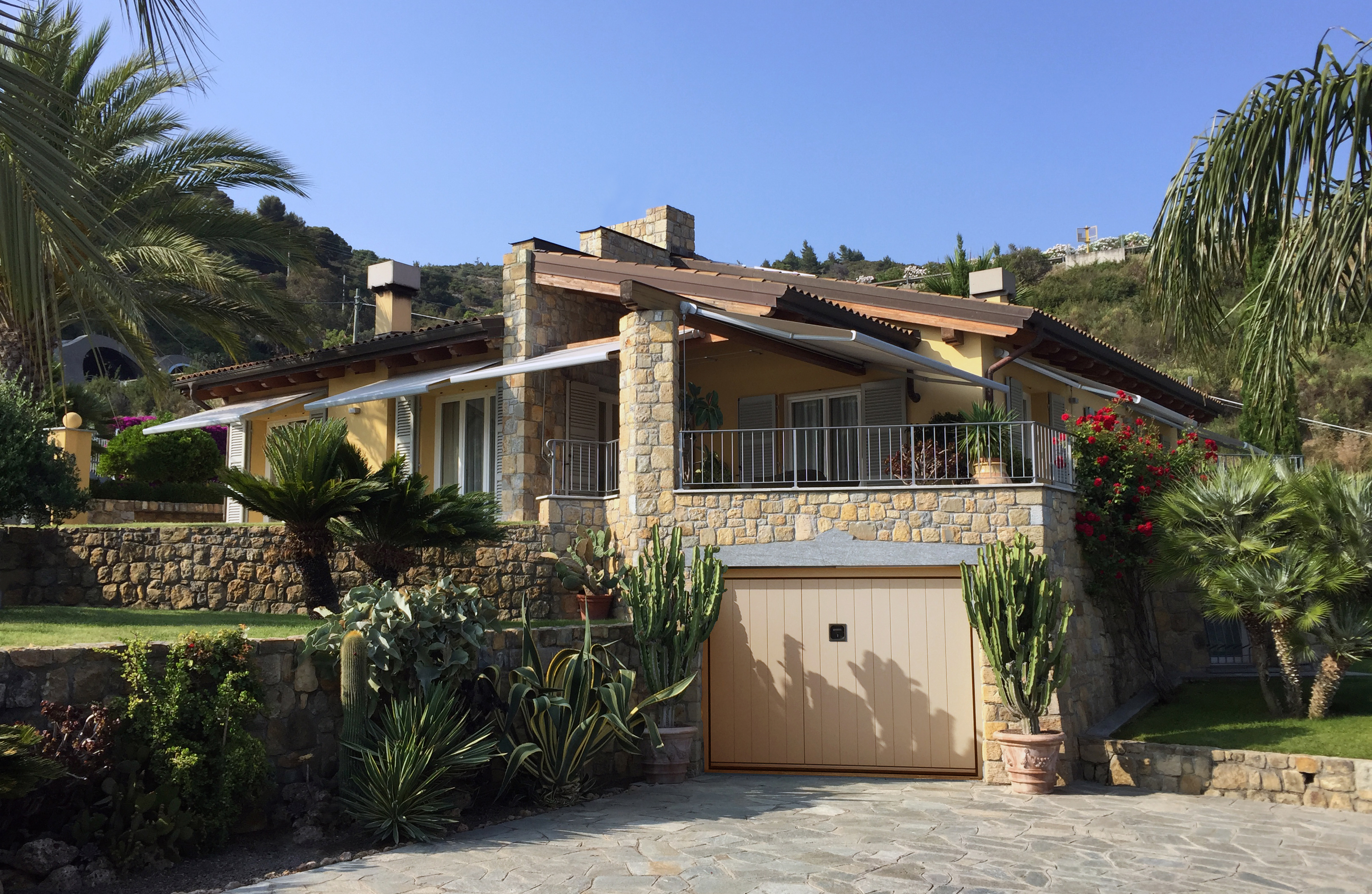 Progetto di diversi edifici residenziali ispirati all'architettura tradizionale ligure di origine agricola realizzati principalmente nella Liguria di ponente  - conclusi