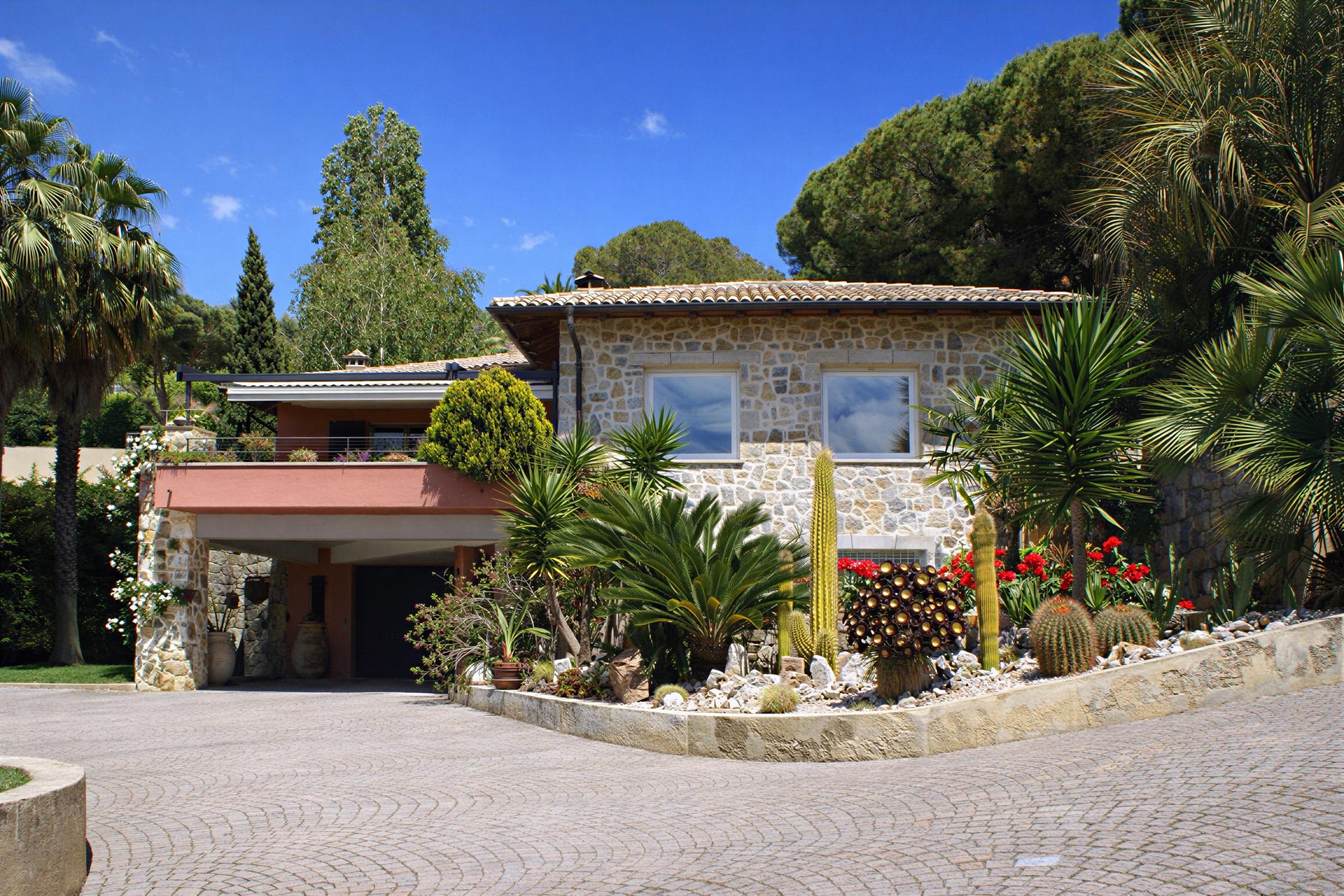 Progetto di diversi edifici residenziali ispirati all'architettura tradizionale ligure di origine agricola realizzati principalmente nella Liguria di ponente  - conclusi