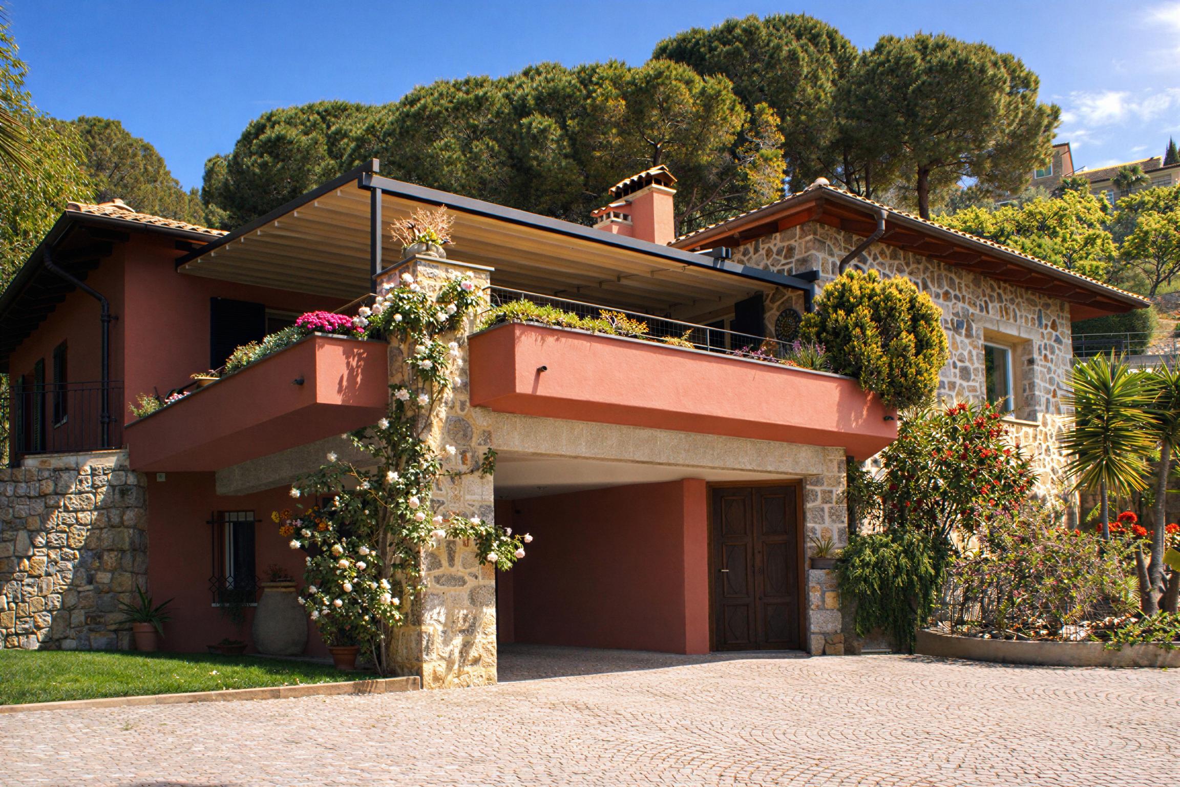 Progetto di diversi edifici residenziali ispirati all'architettura tradizionale ligure di origine agricola realizzati principalmente nella Liguria di ponente  - conclusi