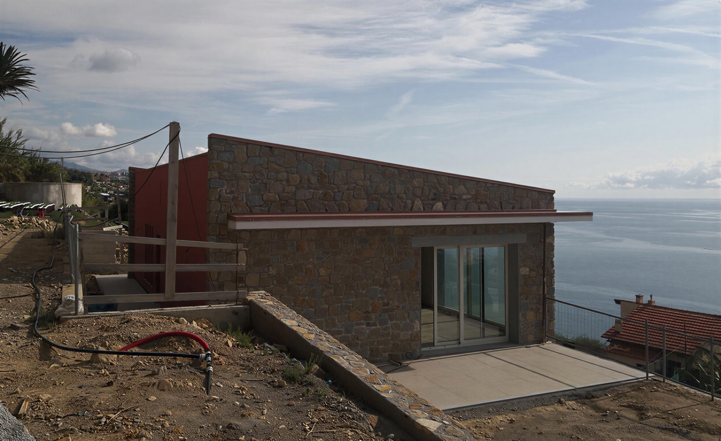 Progetto di diversi edifici residenziali ispirati all'architettura tradizionale ligure di origine agricola realizzati principalmente nella Liguria di ponente  - conclusi